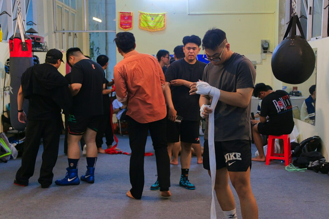 Trainer giving feedback to a small group during a workshop